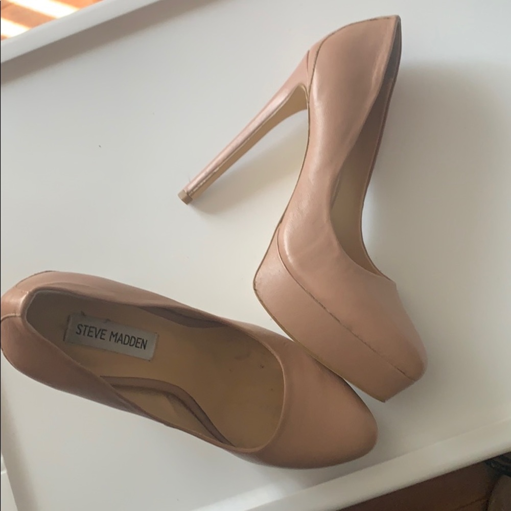 Beige/taupe heels.